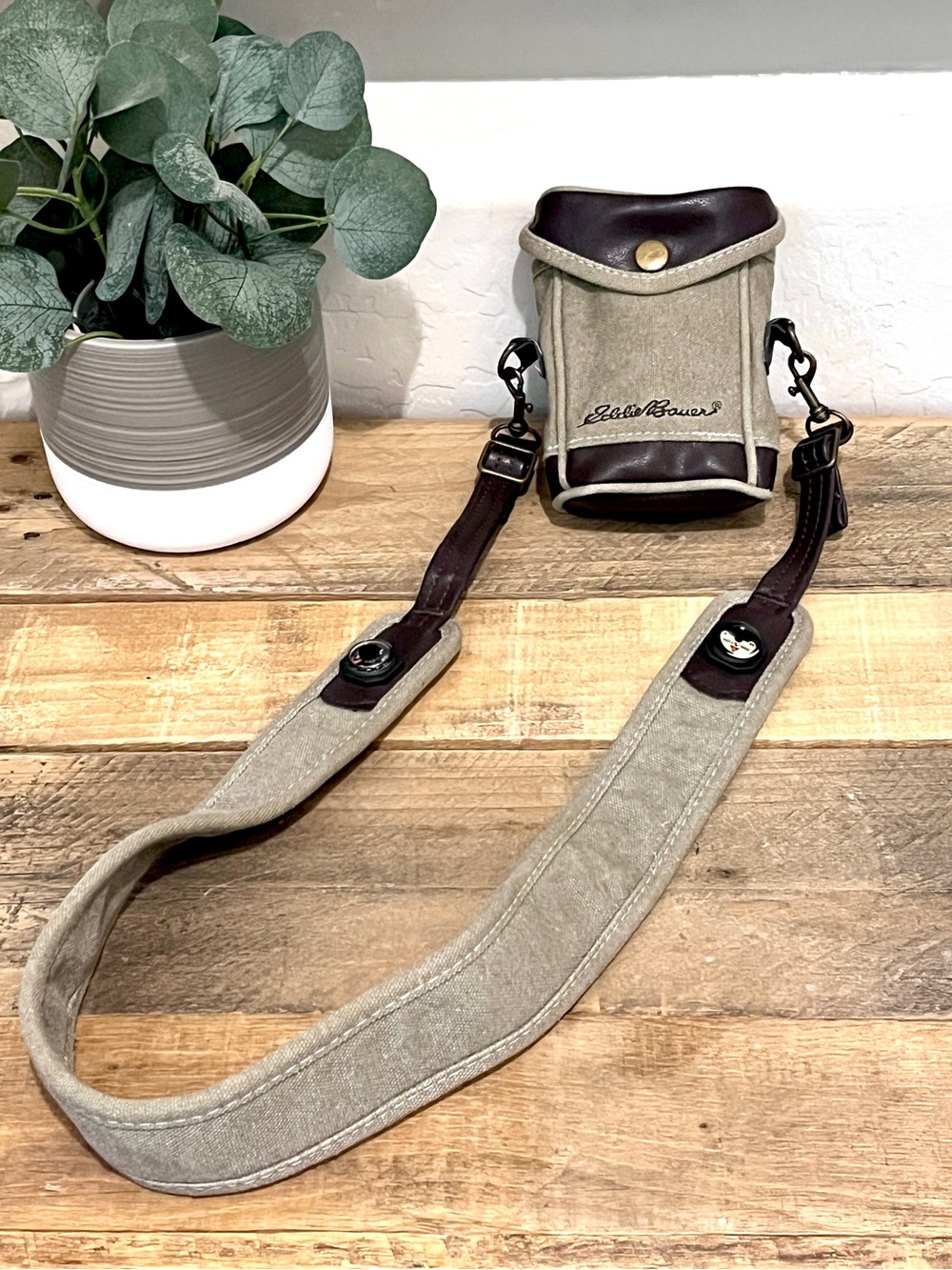 Eddie Bauer Canvas Leather Small Crossbody Camera Bag Compass/Temperature Gauges - Picture 2 of 6